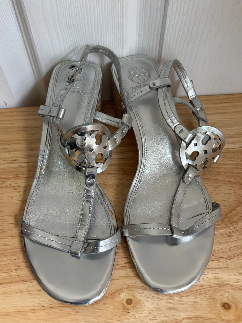 Tory Burch Leather Metallic Silver Logo T-Strap Espadrille Heel Sandals Size 9.5